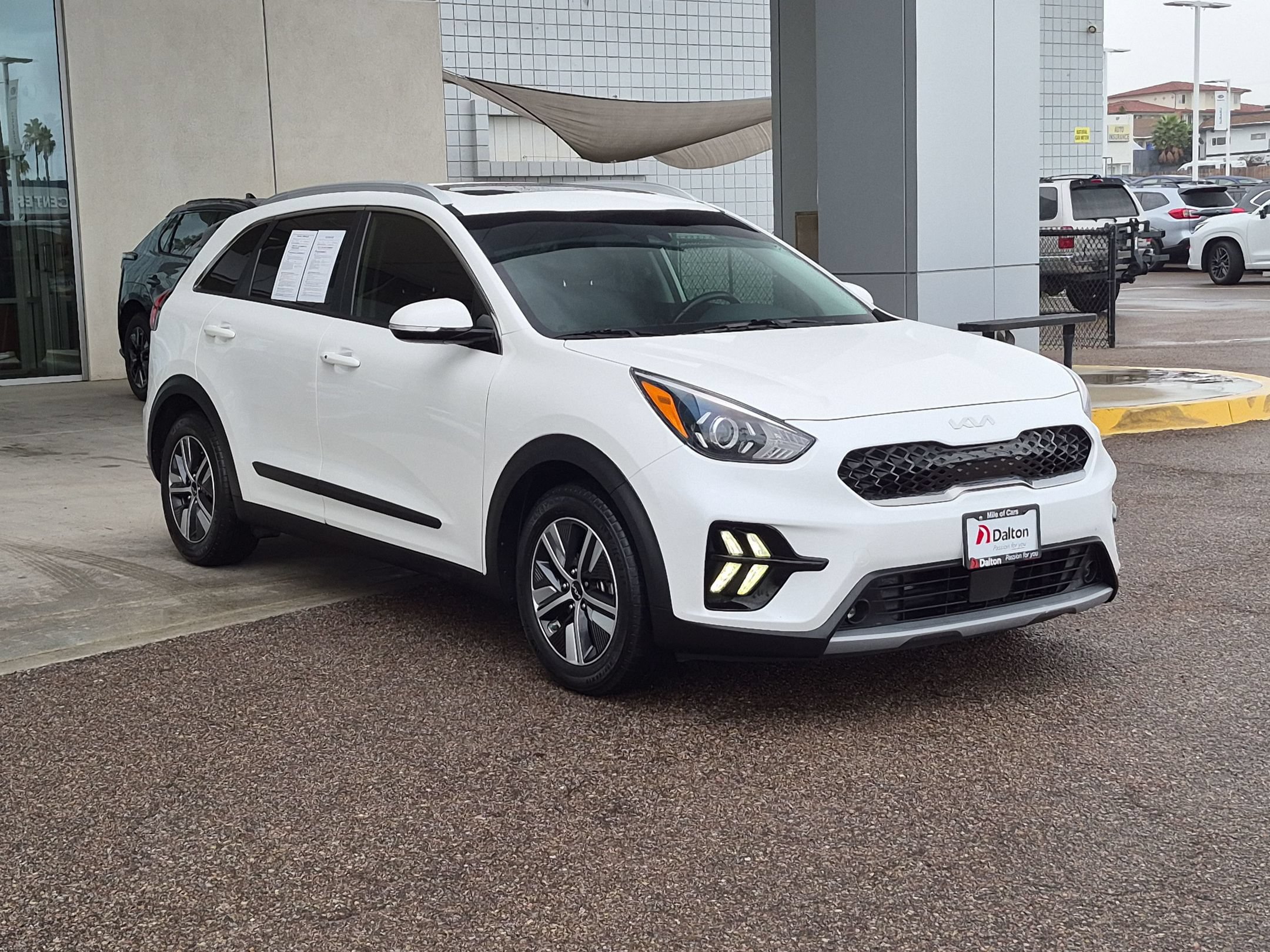 Used 2022 Kia Niro EX Premium FWD image 2