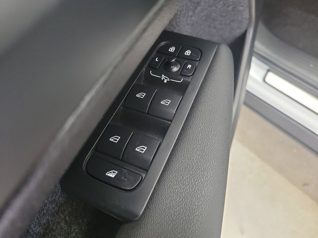 Used 2025 Volvo XC40 B5 Core image 22