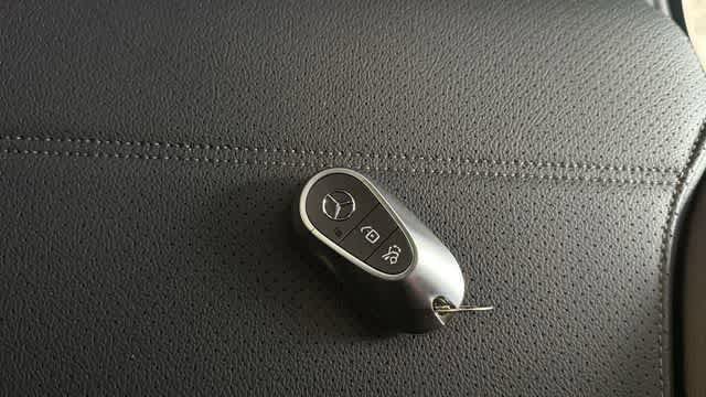 Used 2025 Mercedes-Benz GLC 300 4MATIC image 36