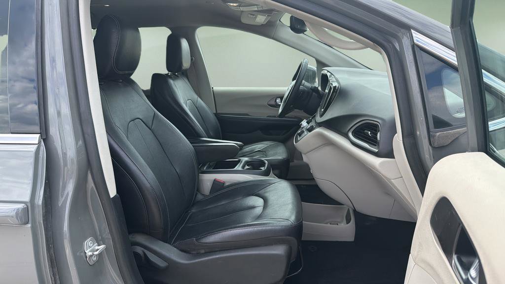 Used 2022 Chrysler Pacifica Touring-L FWD image 8