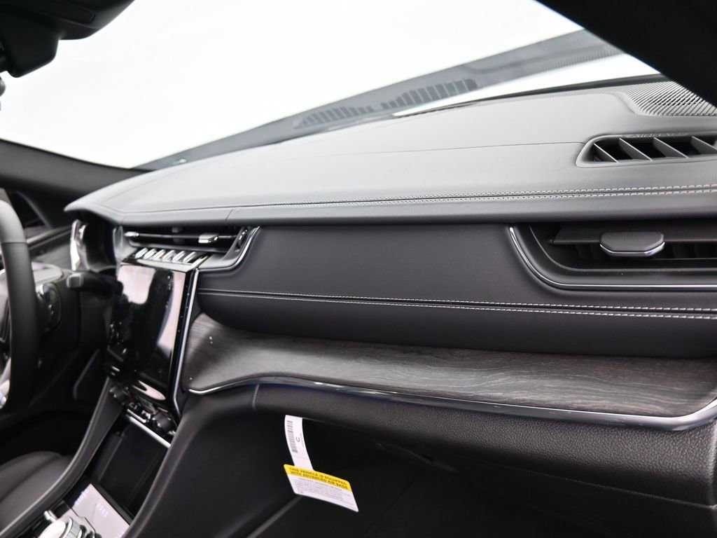 Used 2024 Jeep Grand Cherokee Overland w/ Luxury Tech Group IV image 18