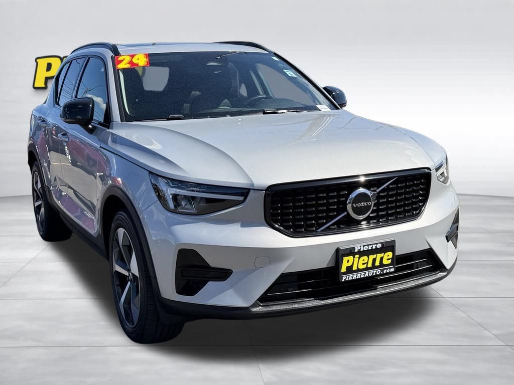Used 2024 Volvo XC40 B5 Core AWD/4WD image 2