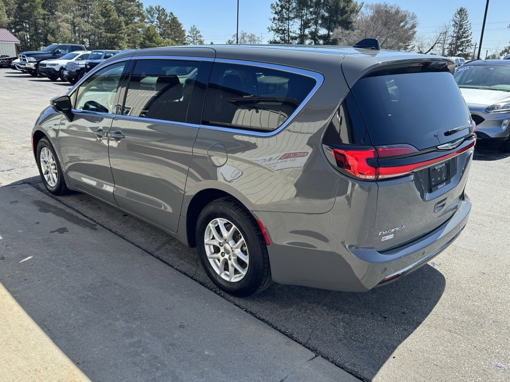 Used 2023 Chrysler Pacifica Touring-L image 5