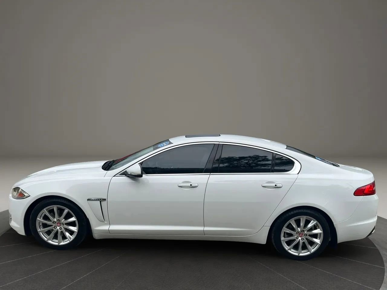Used 2015 Jaguar XF Premium RWD image 4