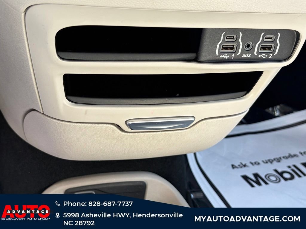 Used 2023 Chrysler Pacifica Touring-L FWD image 18