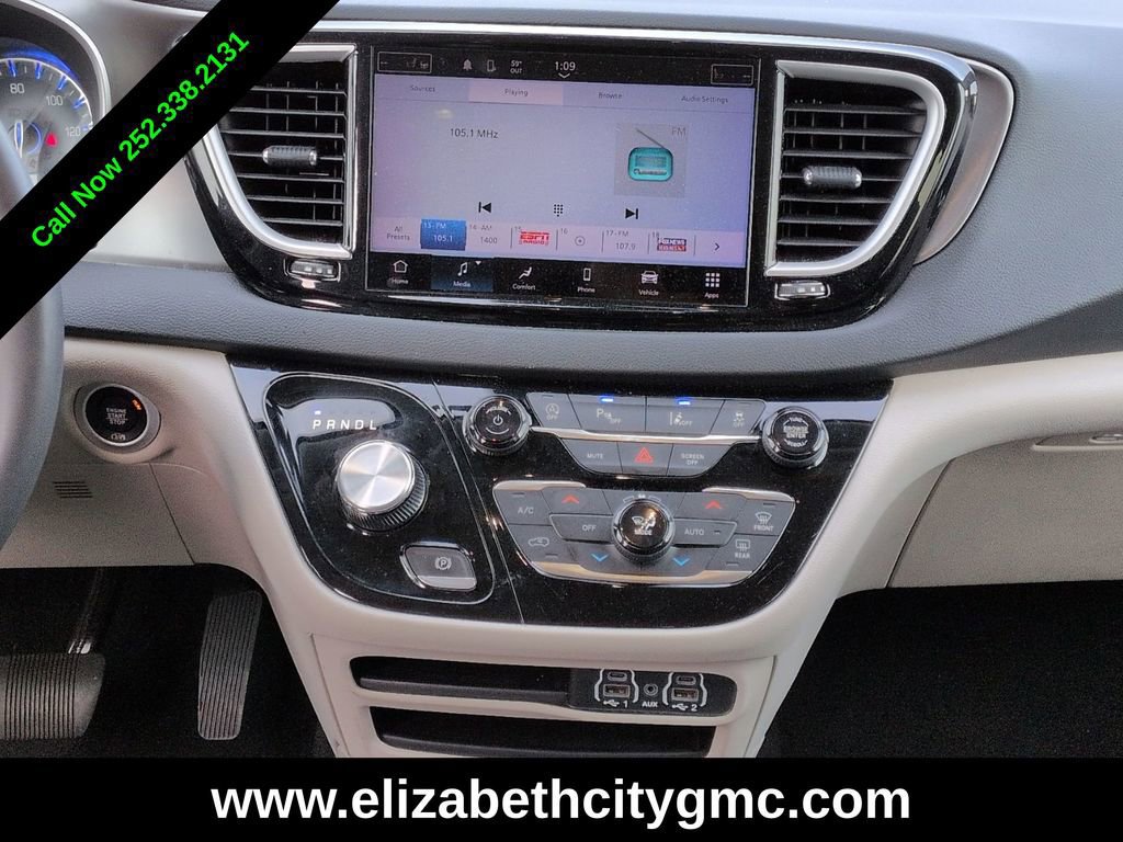 Used 2023 Chrysler Pacifica Touring-L FWD image 21