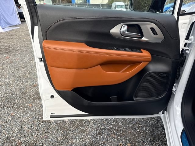 New 2026 Chrysler Pacifica Pinnacle AWD/4WD image 16