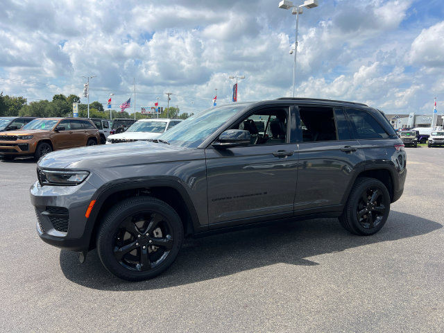 Certified 2025 Jeep Grand Cherokee Altitude AWD/4WD image 3