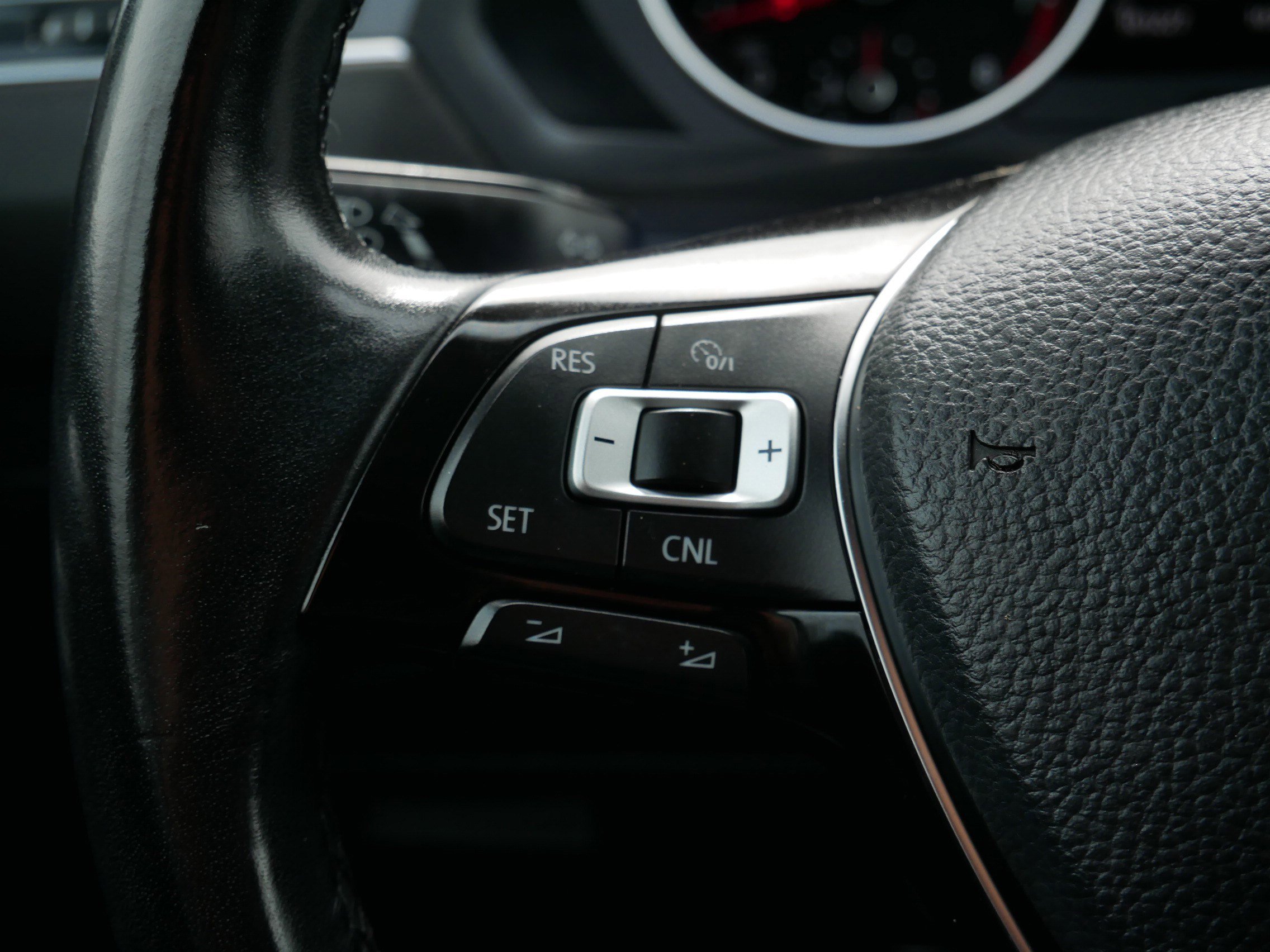 Used 2018 Volkswagen Tiguan SE image 27