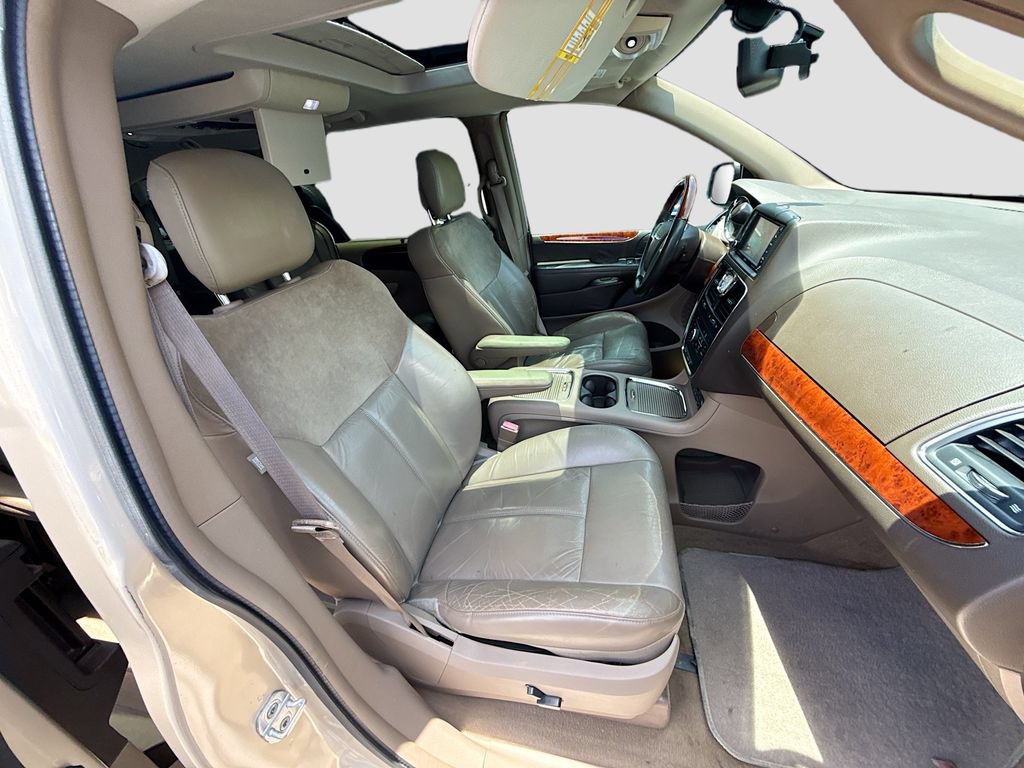 Used 2013 Chrysler Town & Country Limited w/ Luxury Group FWD image 33