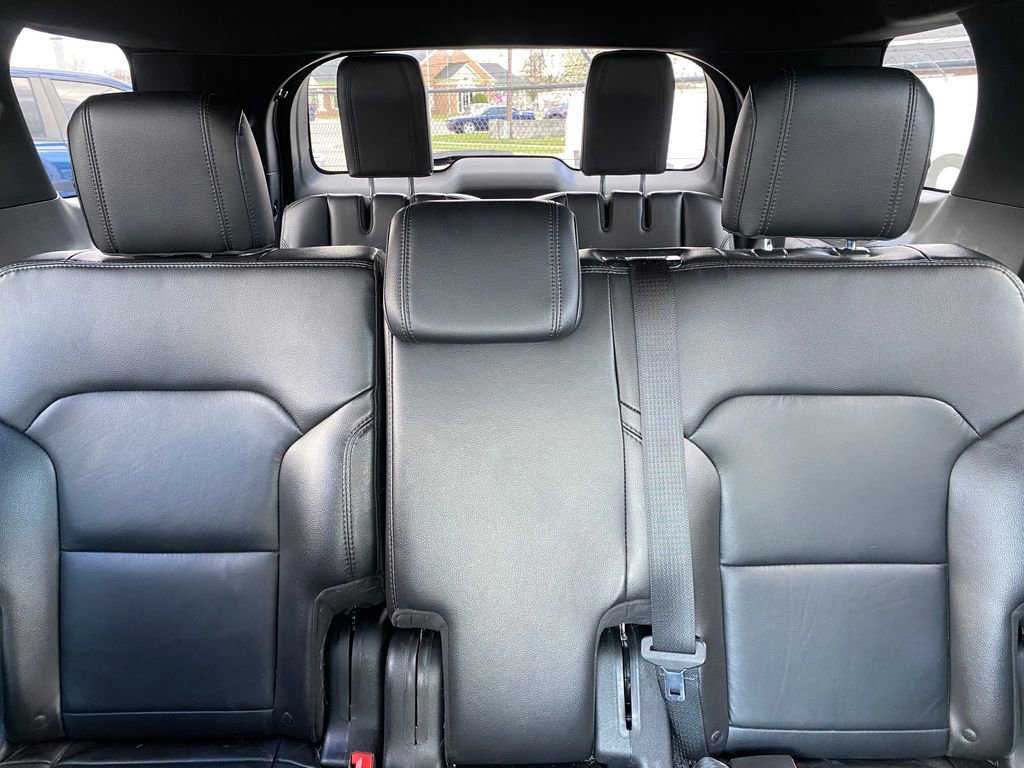 Used 2017 Ford Explorer XLT w/ Equipment Group 202A AWD/4WD image 29