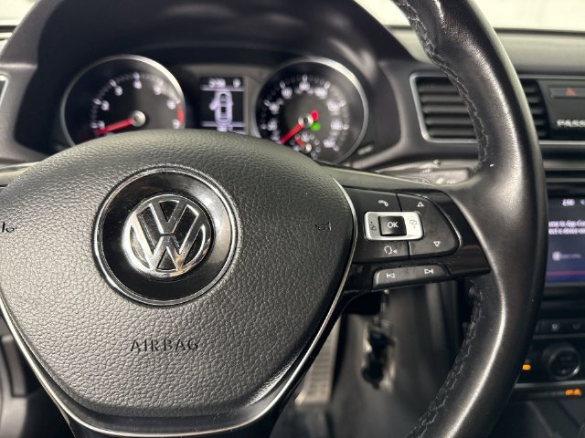 Used 2018 Volkswagen Passat 2.0T R-Line w/ R-Line Lighting Package FWD image 14