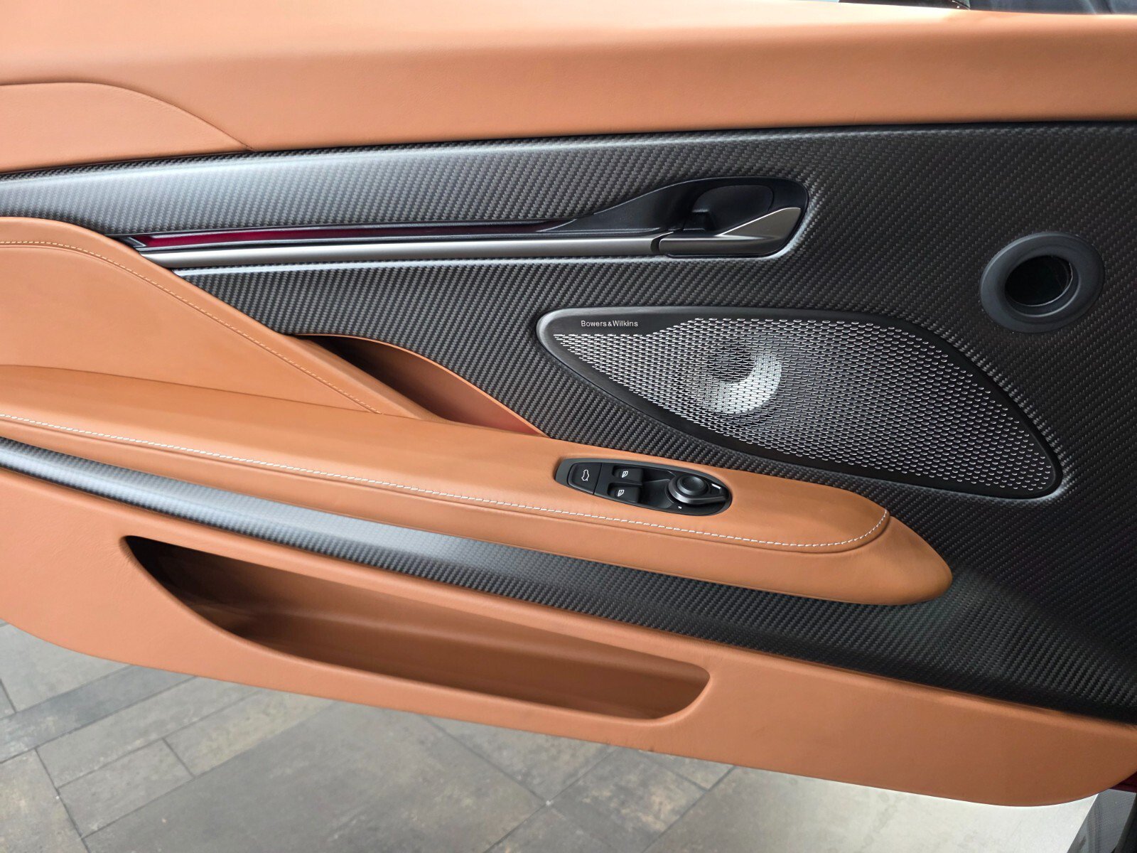 Used 2025 Aston Martin Vanquish RWD image 16