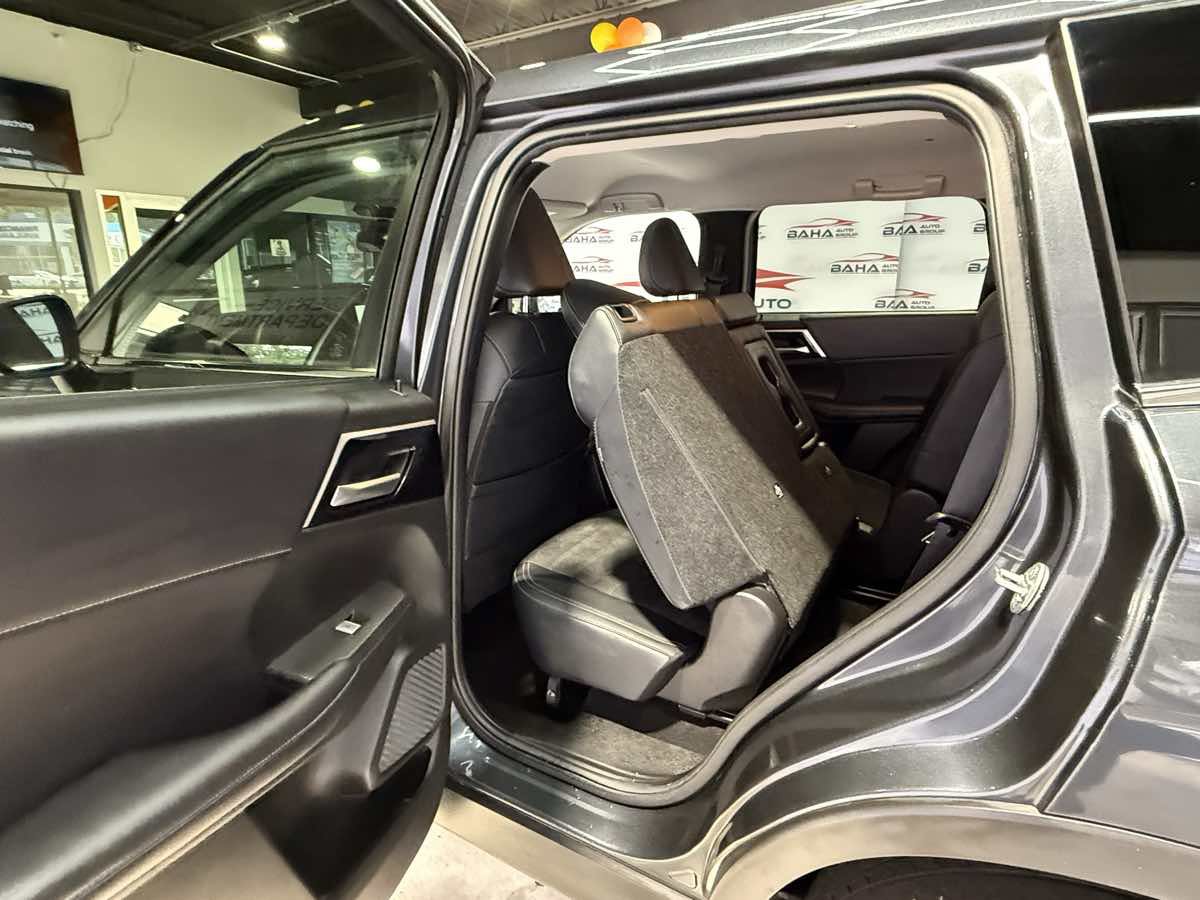 Used 2024 Mitsubishi Outlander AWD image 39