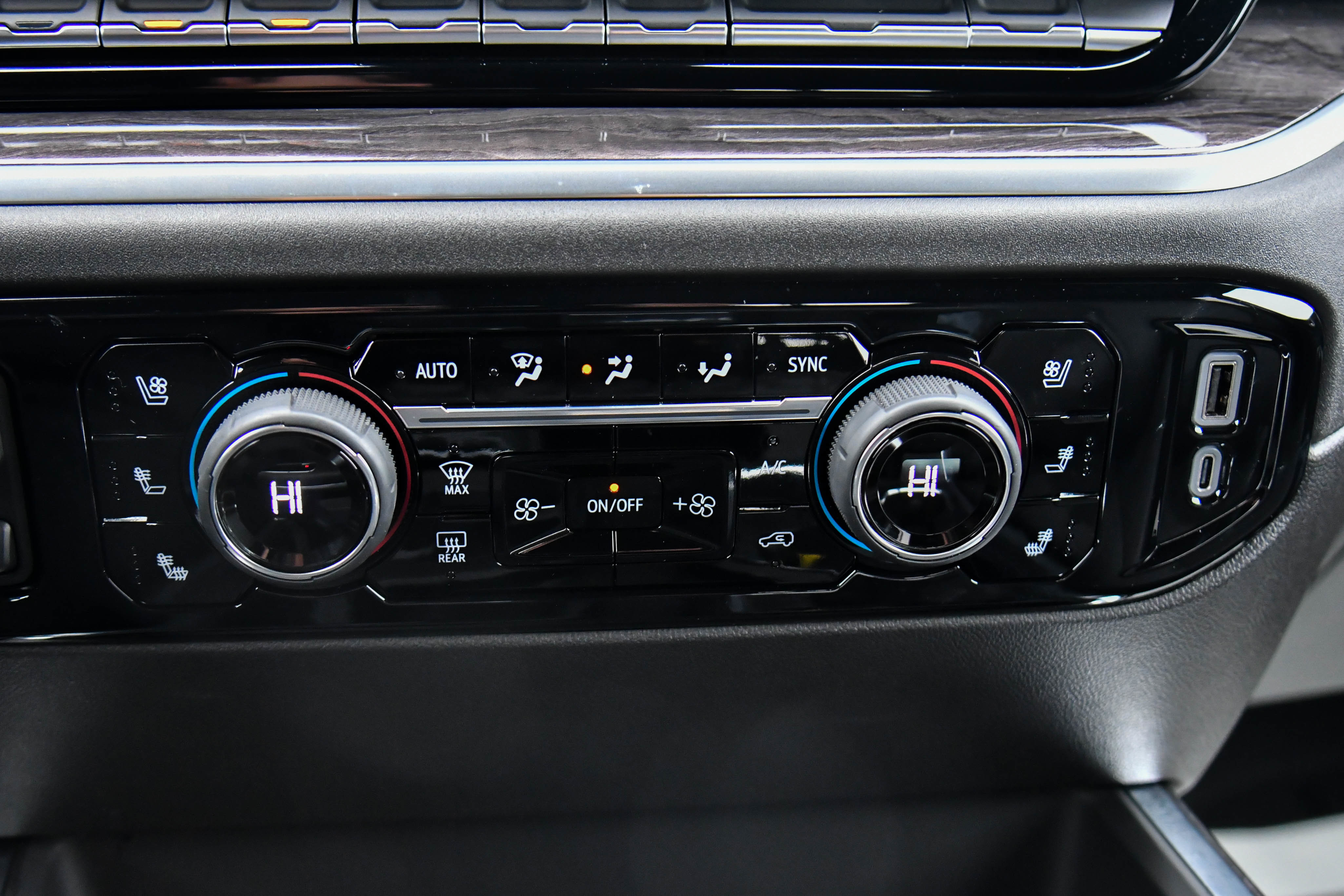 Used 2025 Chevrolet Silverado 1500 LTZ w/ Technology Package image 35