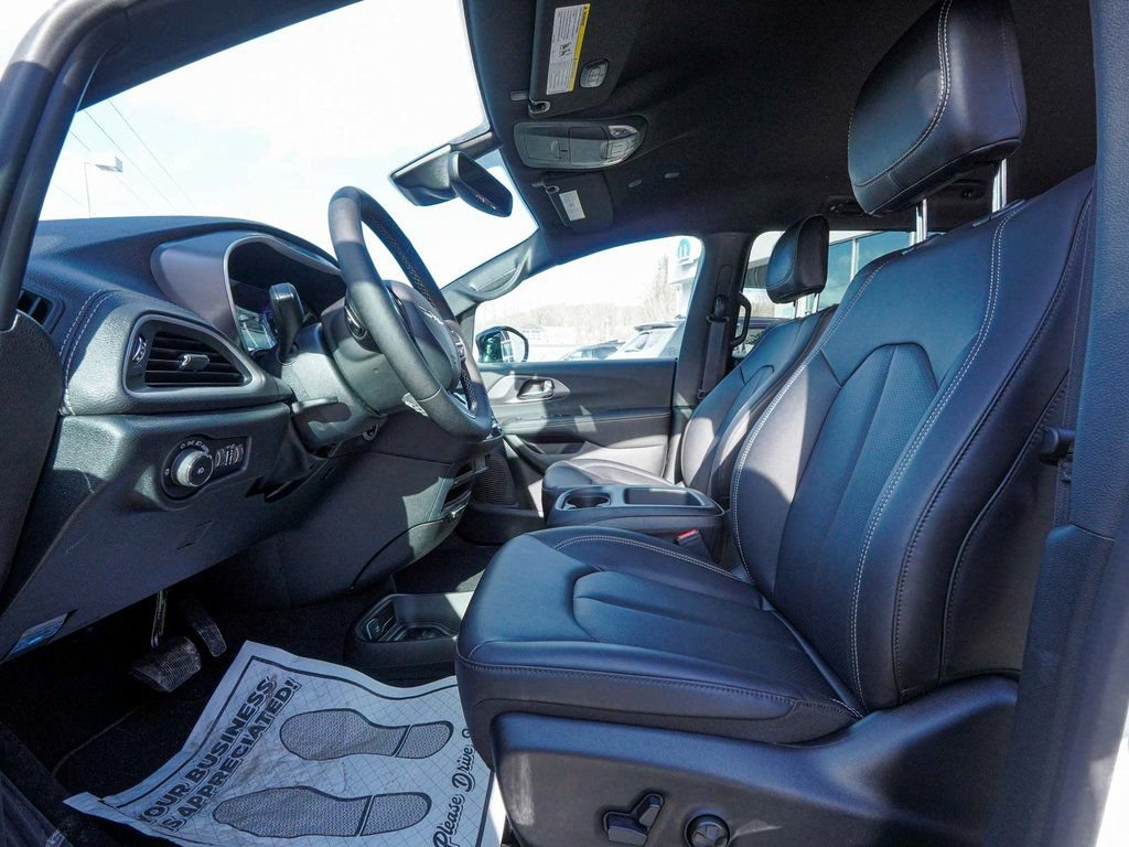 New 2026 Chrysler Pacifica Select FWD image 31