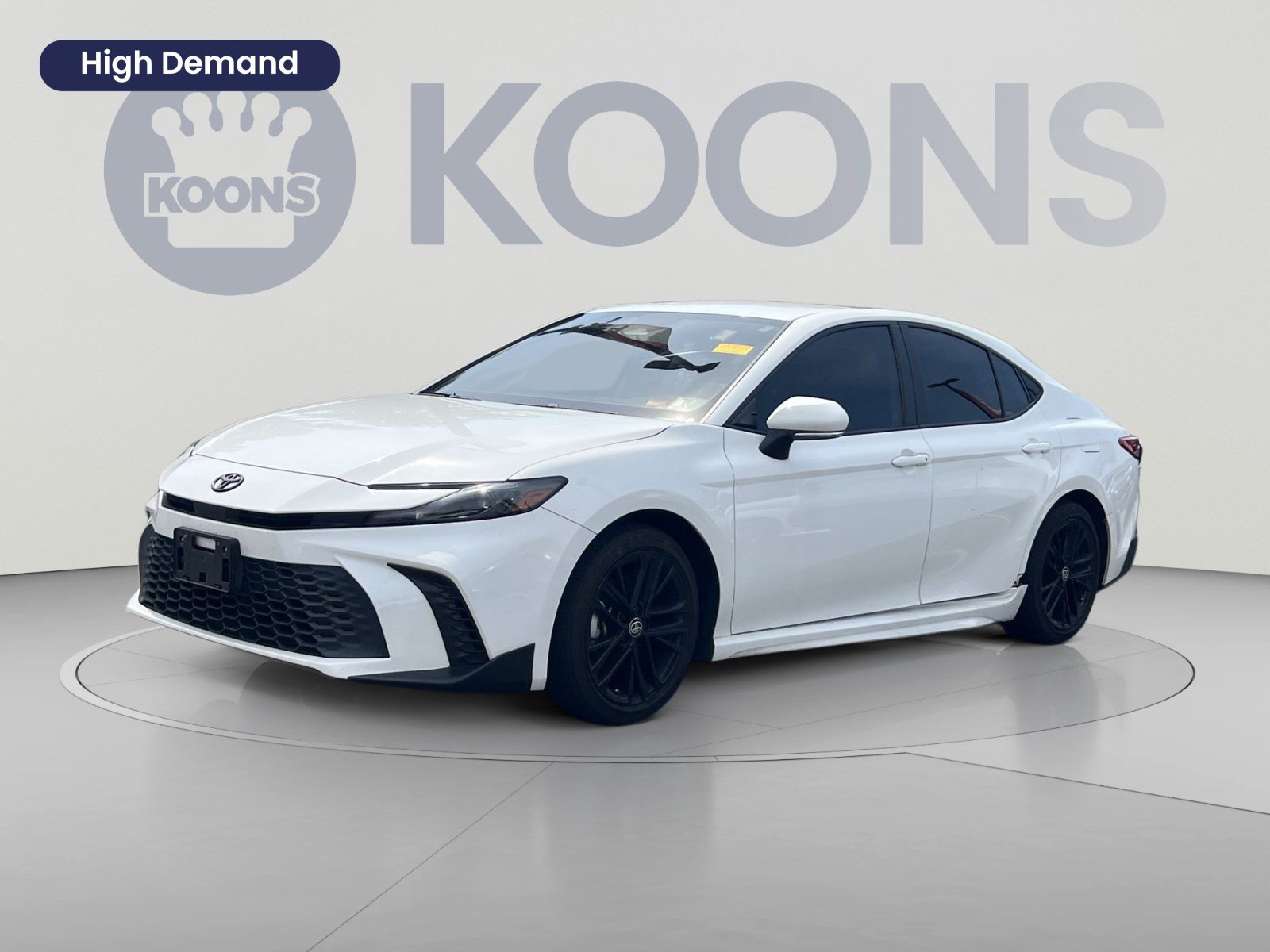 Used 2025 Toyota Camry SE w/ Convenience Package FWD image 1