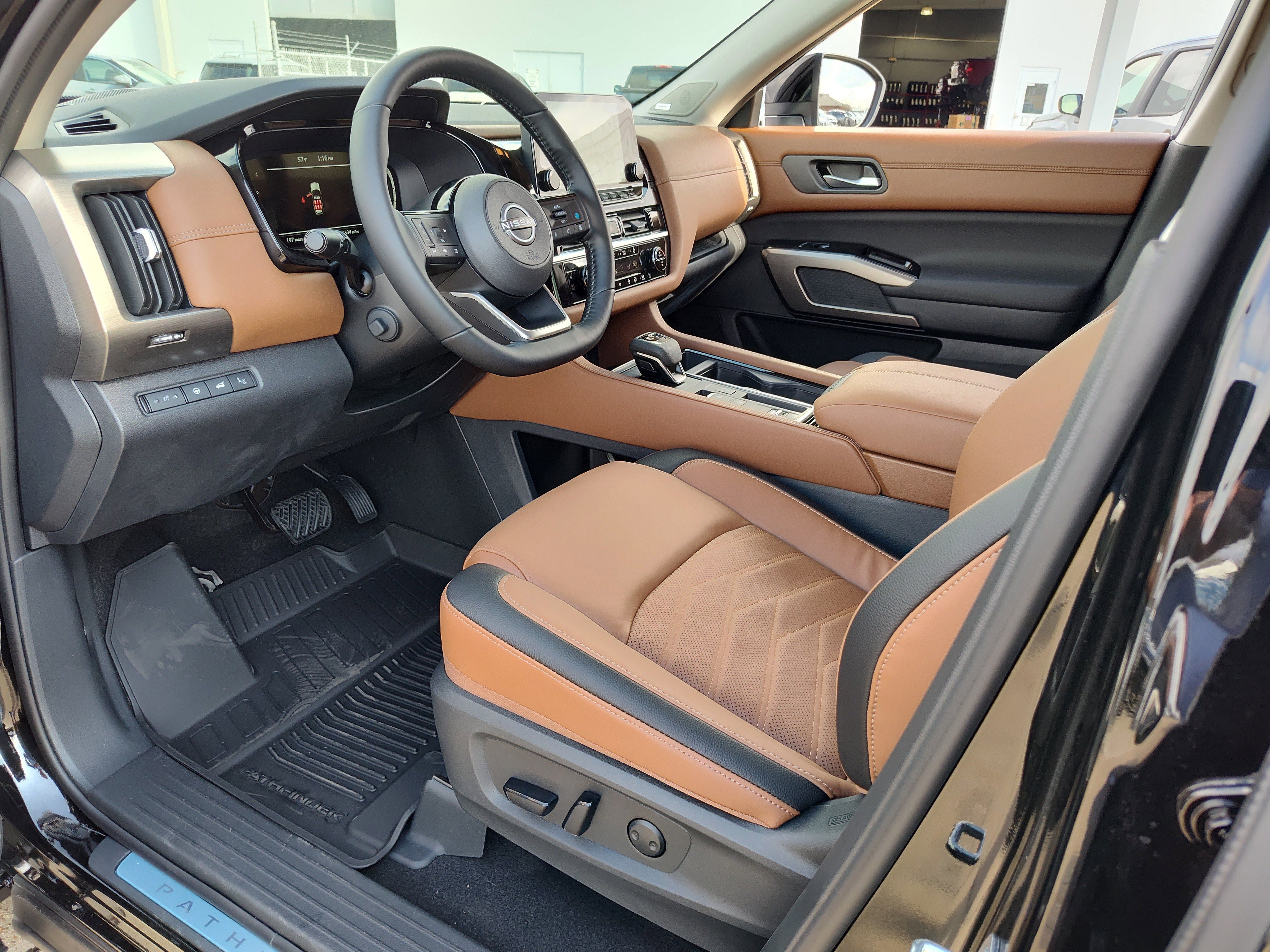 New 2025 Nissan Pathfinder Platinum image 2