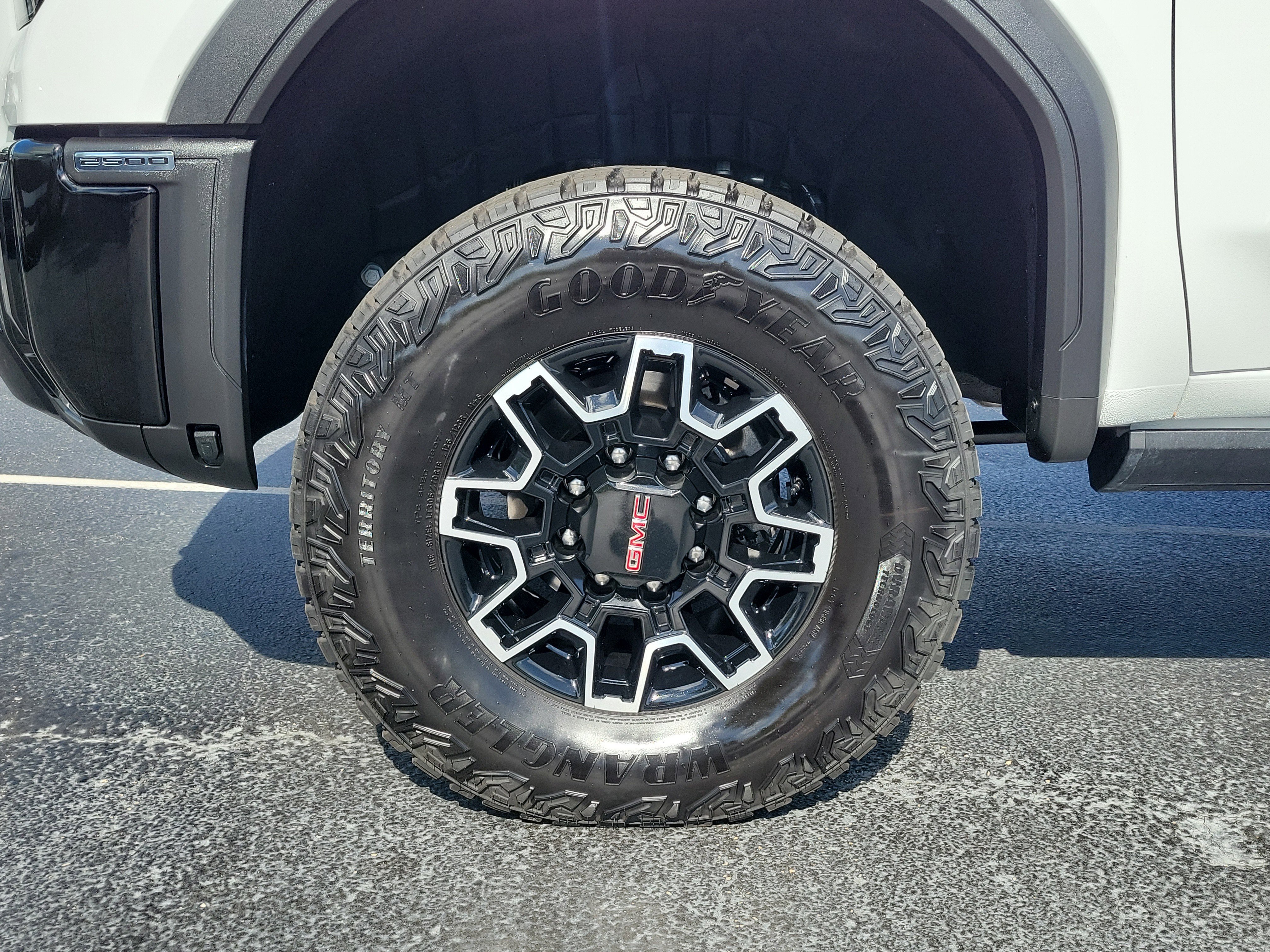 Used 2025 GMC Sierra 2500 AT4X AWD/4WD image 5