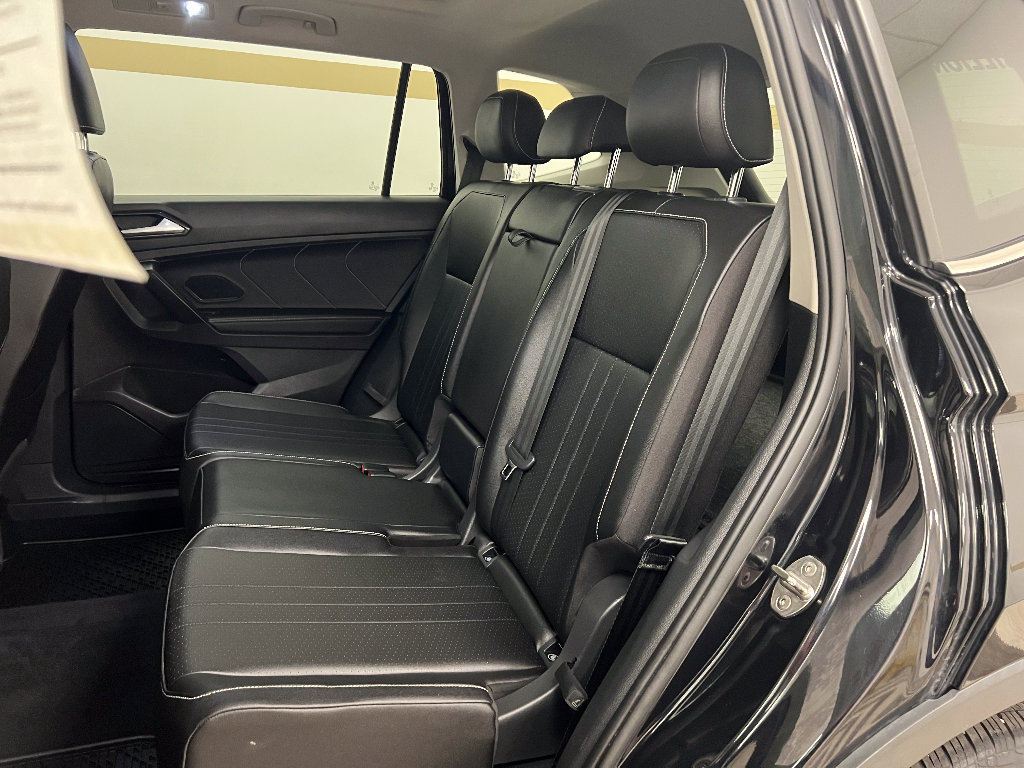 Used 2022 Volkswagen Tiguan SE w/ Panoramic Sunroof Package image 14