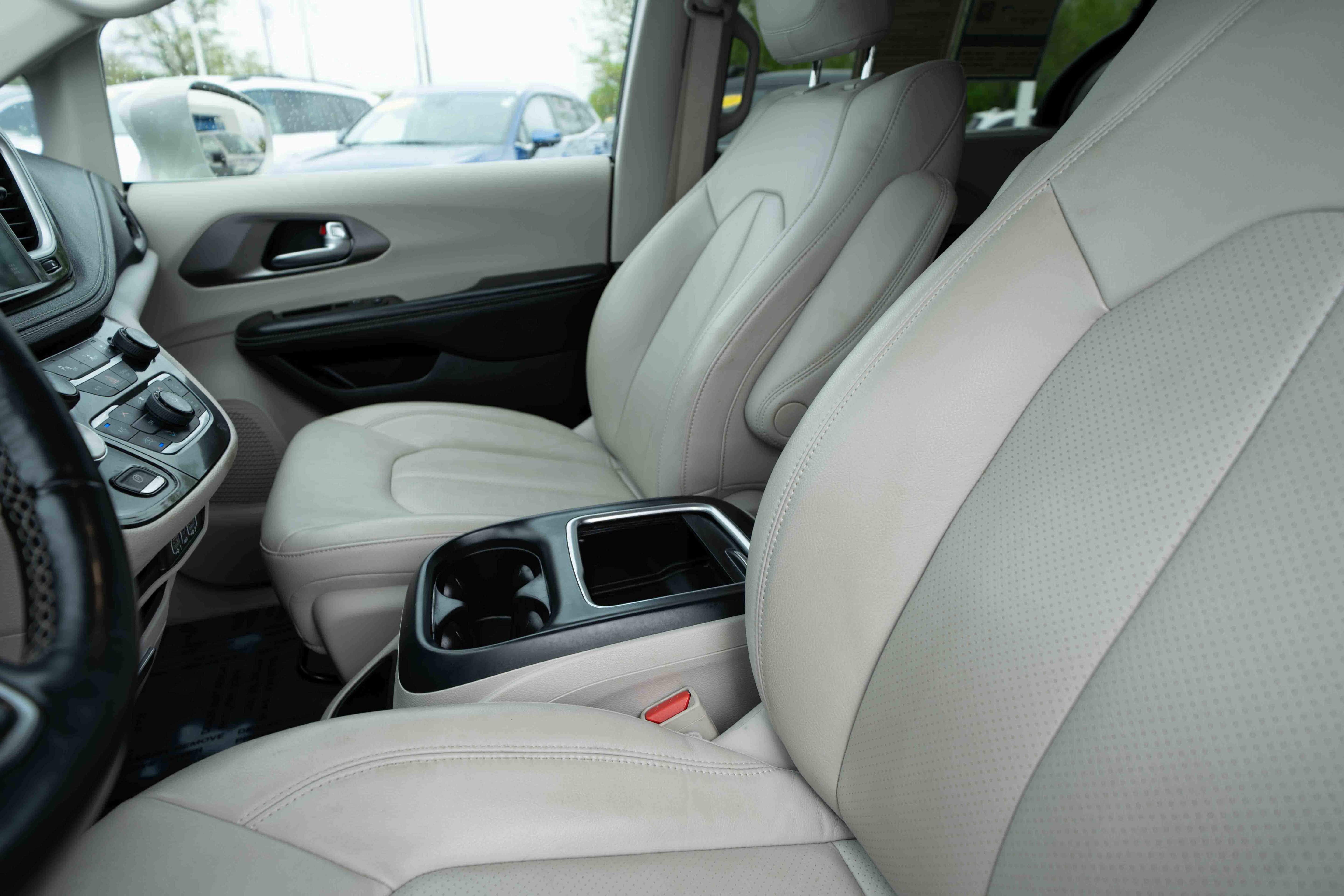 Used 2021 Chrysler Pacifica Touring-L FWD image 10