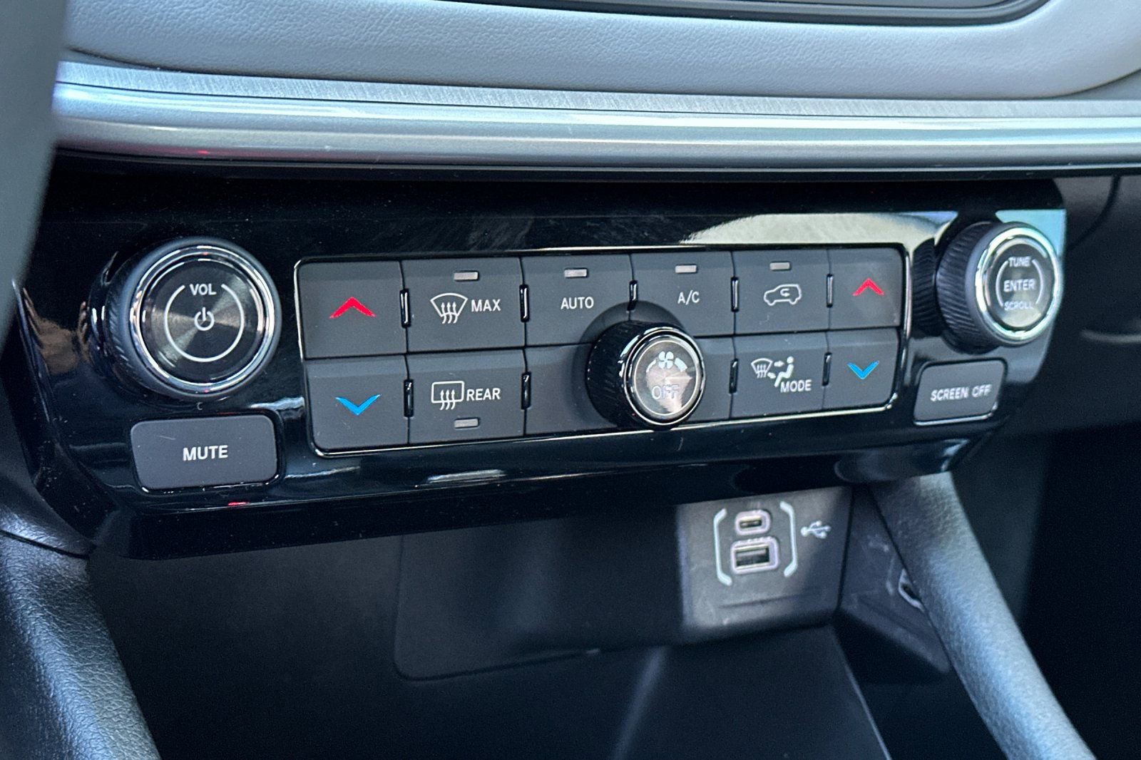 Used 2025 Jeep Compass Limited image 23