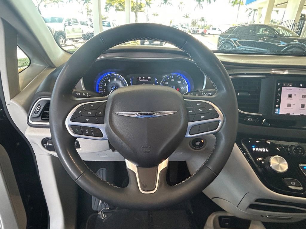 Used 2023 Chrysler Voyager LX image 15