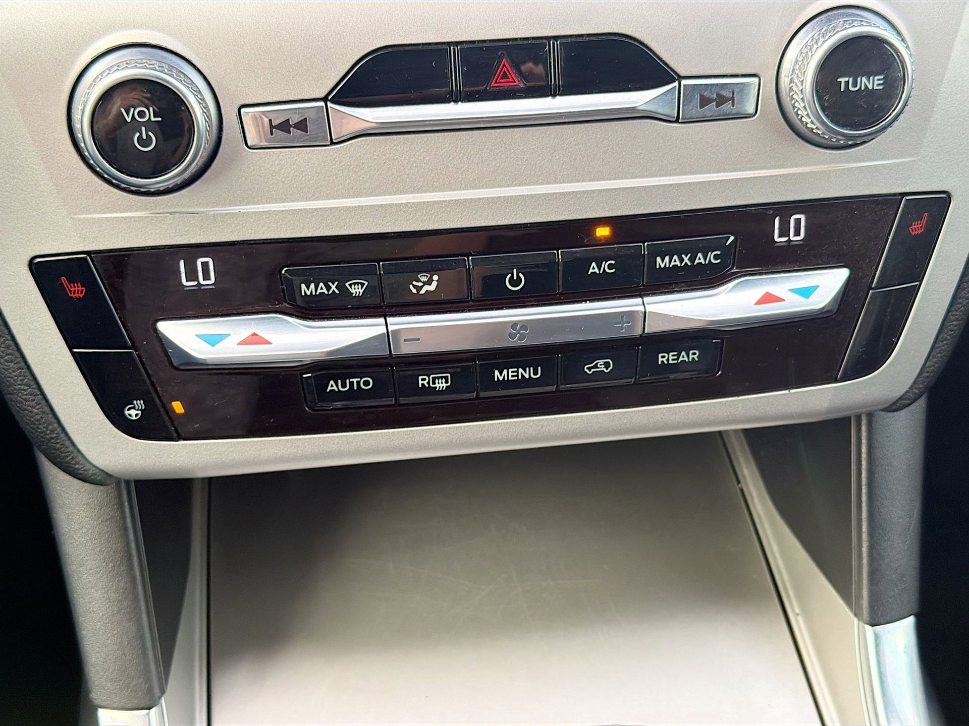 Used 2021 Ford Explorer XLT w/ Equipment Group 202A RWD image 19