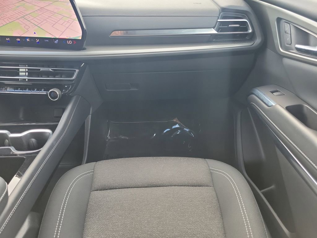 Used 2025 Chevrolet Traverse LT image 17