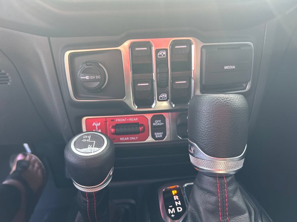 Used 2023 Jeep Wrangler Unlimited Rubicon w/ Cold Weather Group AWD/4WD image 15