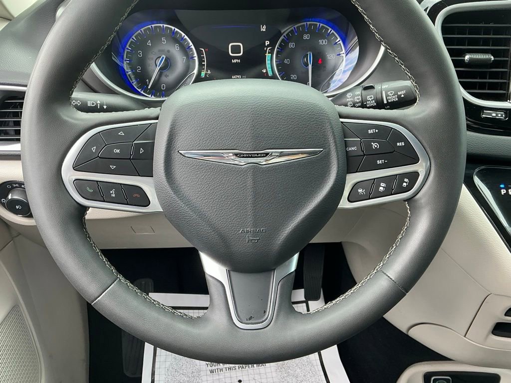 Used 2023 Chrysler Pacifica Touring-L image 30