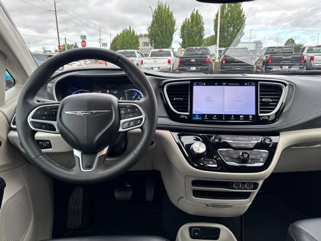Used 2024 Chrysler Pacifica Limited FWD image 12