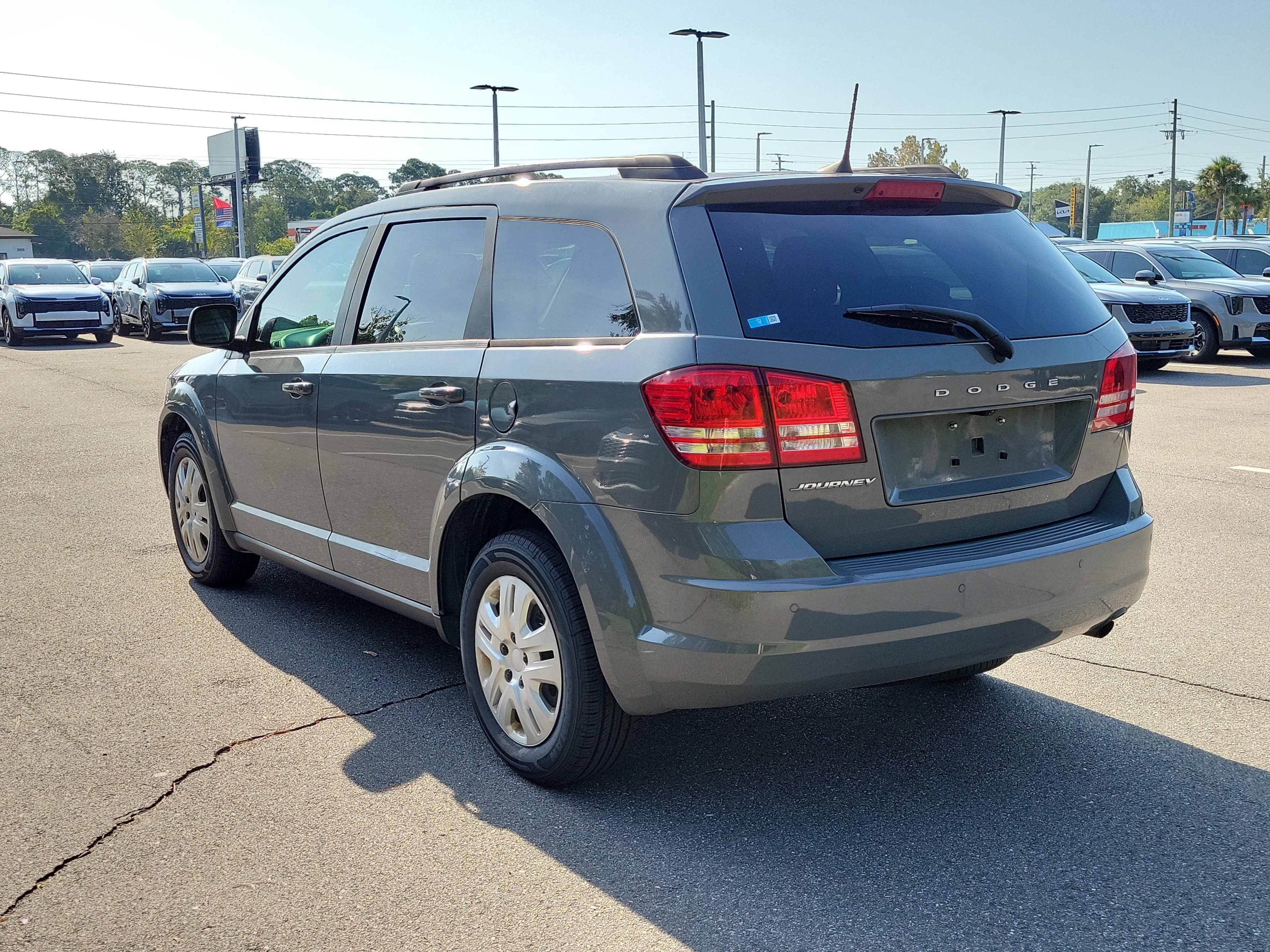 Used 2020 Dodge Journey SE w/ SE Popular Equipment Group FWD image 4