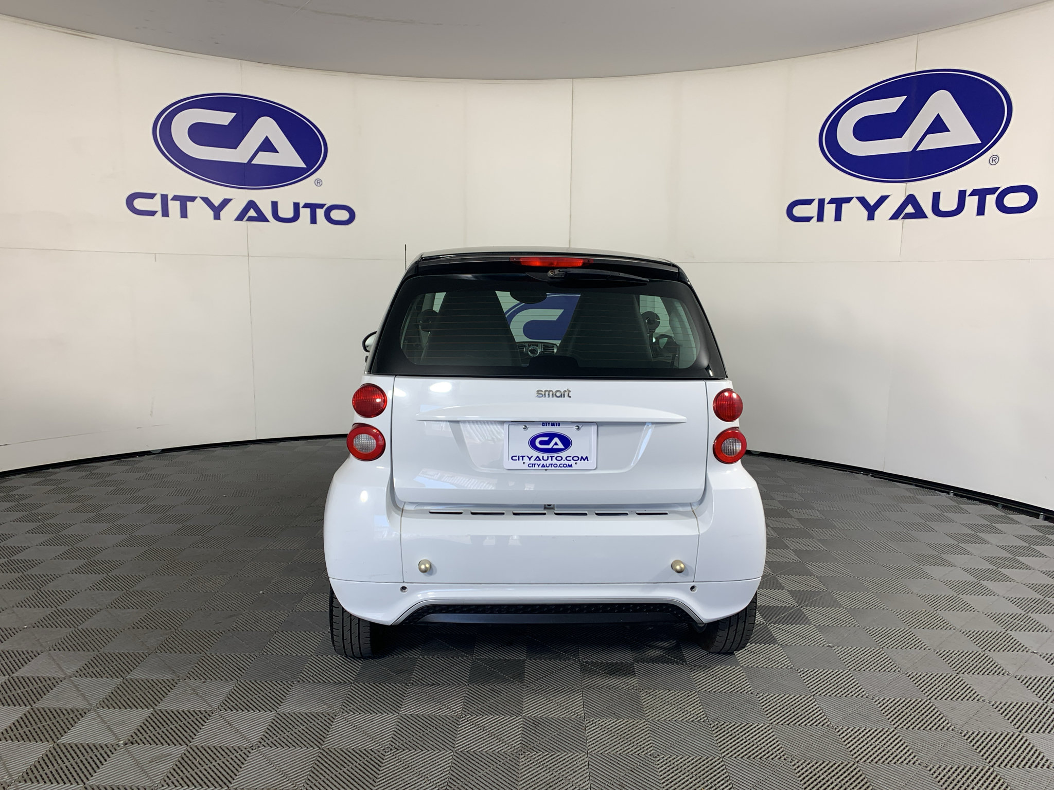 Used 2015 smart fortwo pure RWD image 4