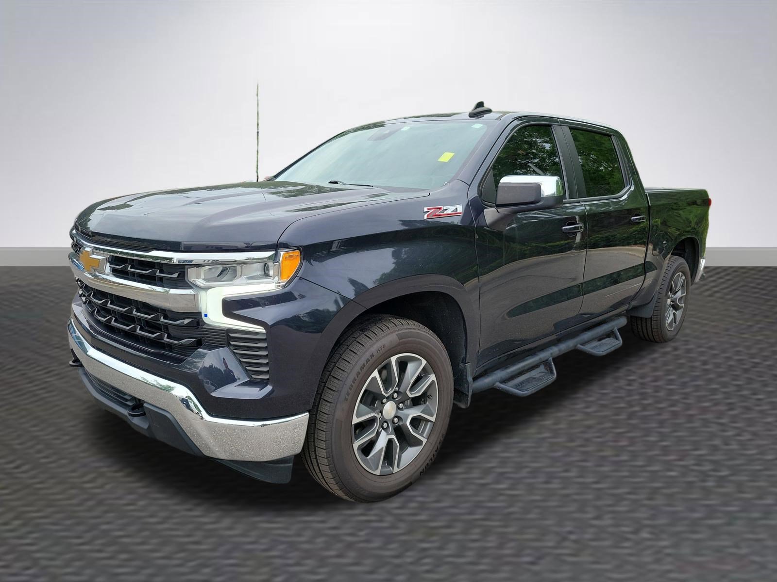 Used 2022 Chevrolet Silverado 1500 LT w/ Z71 Off-Road Package AWD/4WD image 3