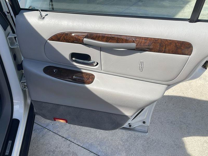 Used 1999 Lincoln Town Car Signature RWD image 38