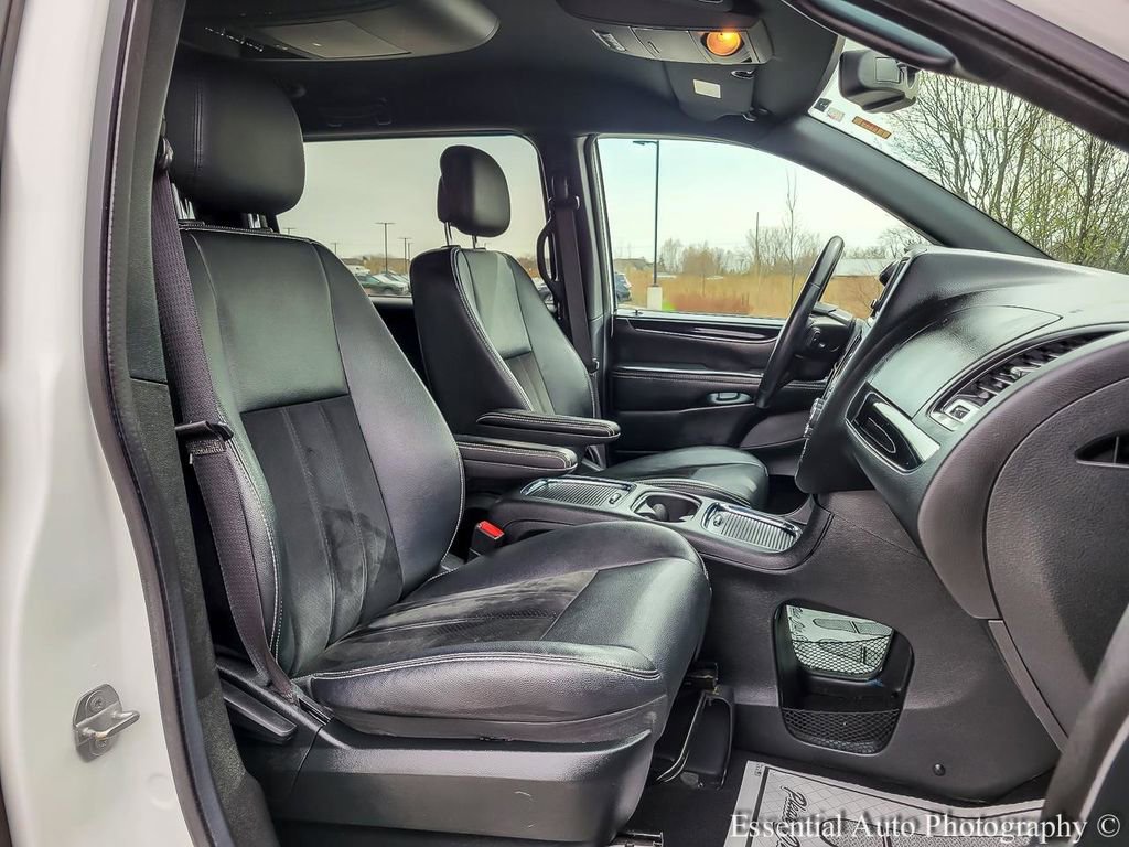 Used 2018 Dodge Grand Caravan SXT w/ Blacktop Package image 29
