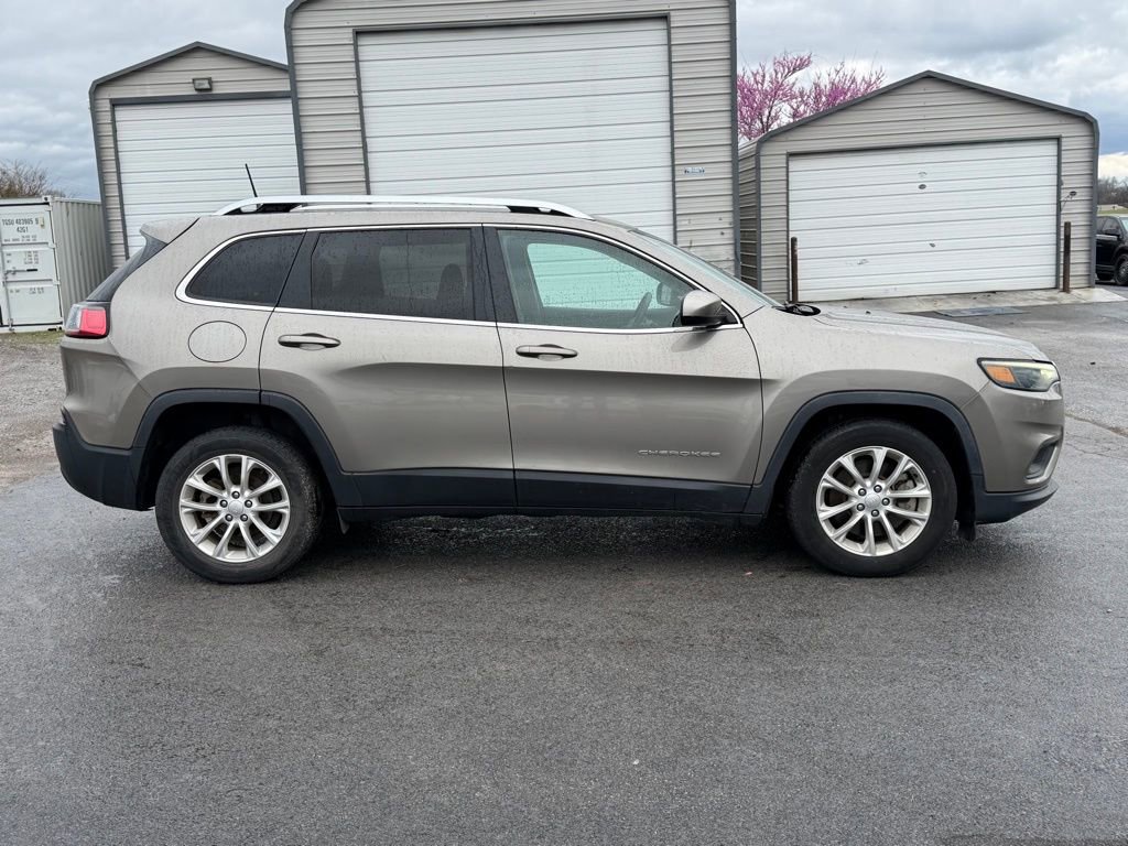 Used 2019 Jeep Cherokee Latitude w/ Popular Appearance Group image 4