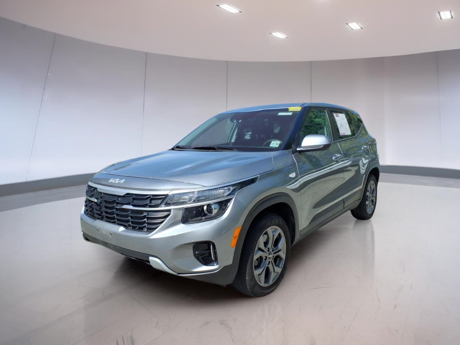 Used 2025 Kia Seltos LX AWD/4WD image 2