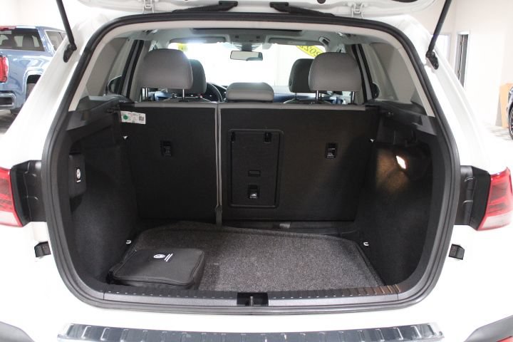 Used 2022 Volkswagen Taos SE w/ Panoramic Sunroof Package FWD image 15