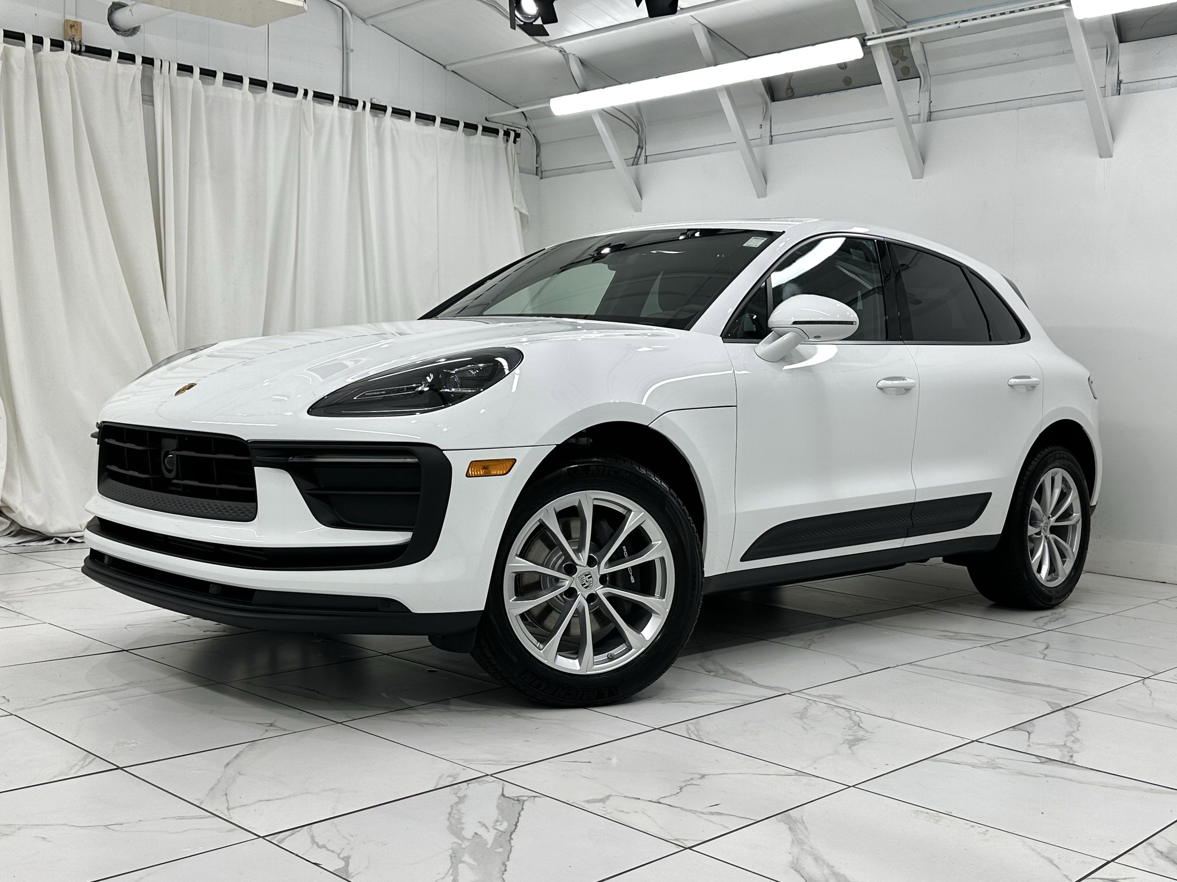 Certified 2025 Porsche Macan image 1