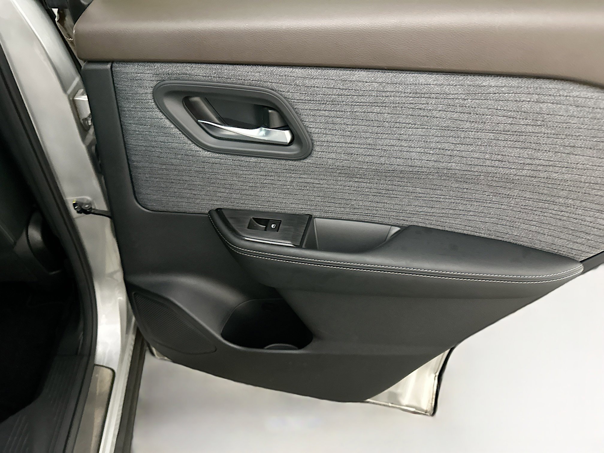 Used 2023 Nissan Rogue SV image 29