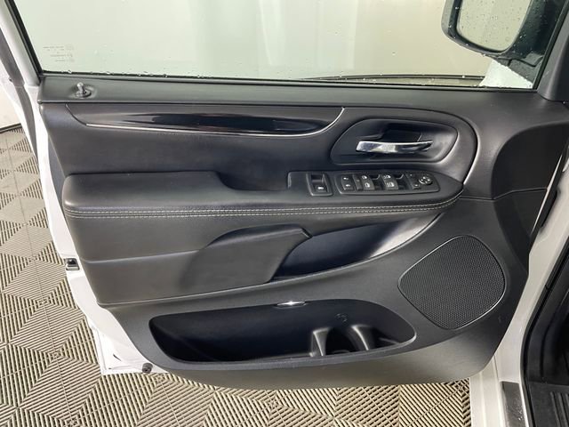 Used 2015 Dodge Grand Caravan SXT image 12