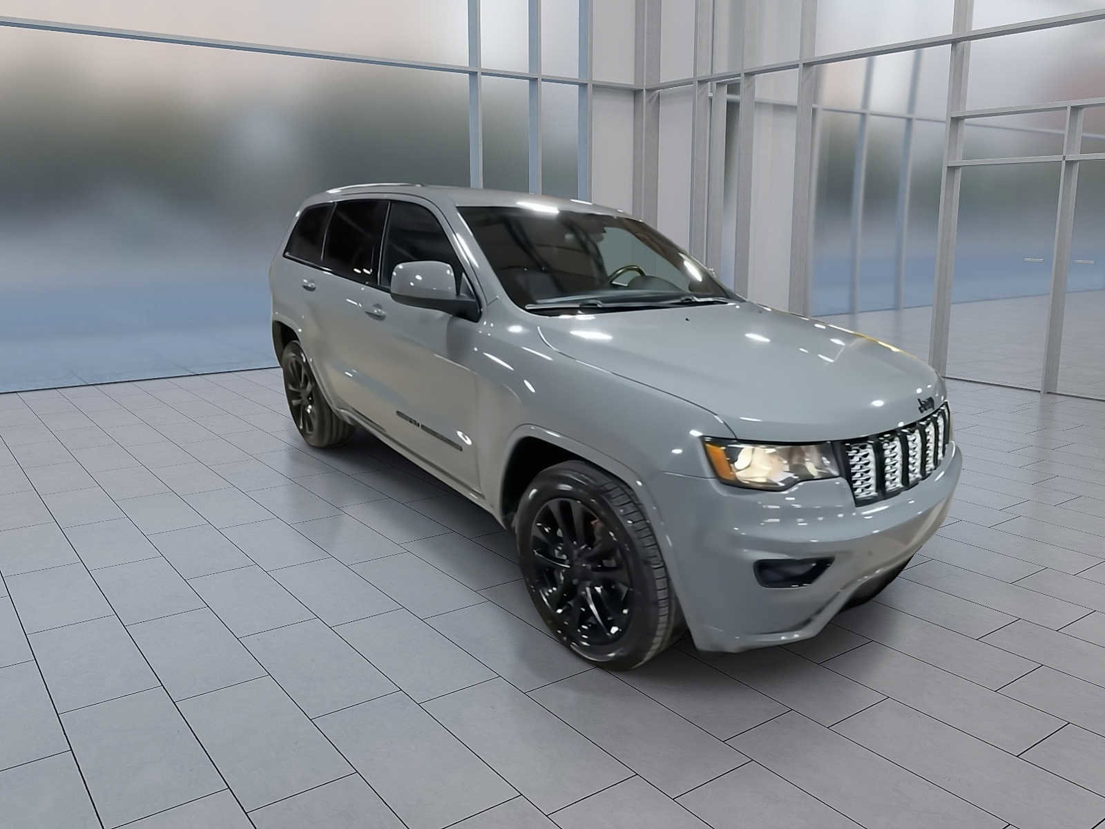 Used 2021 Jeep Grand Cherokee Laredo X image 2