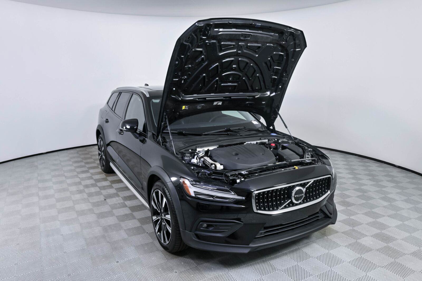 Certified 2025 Volvo V60 B5 Cross Country Ultra AWD/4WD image 32