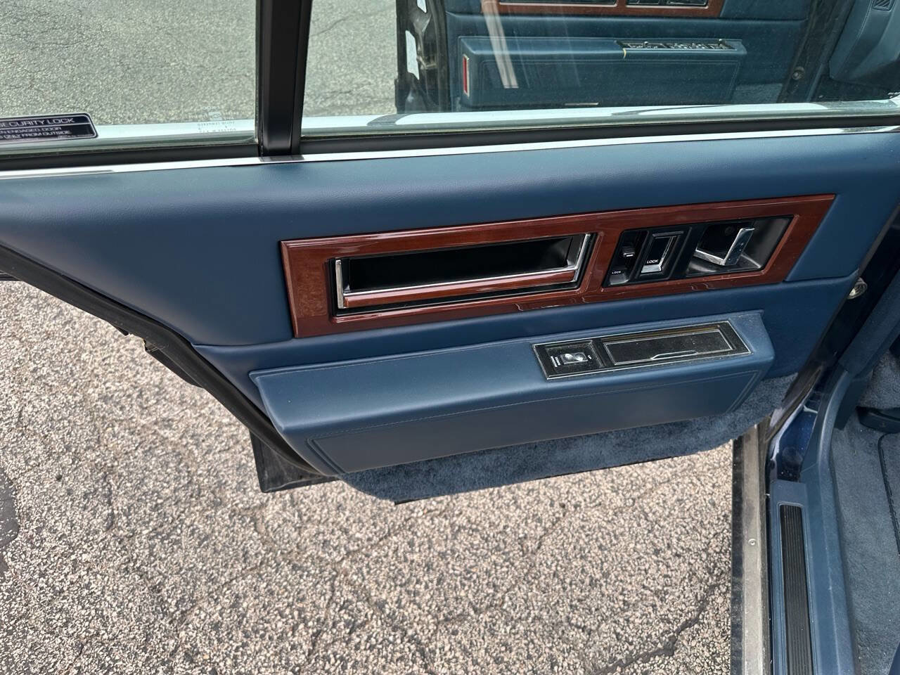 Used 1992 Cadillac Fleetwood Sedan FWD image 16