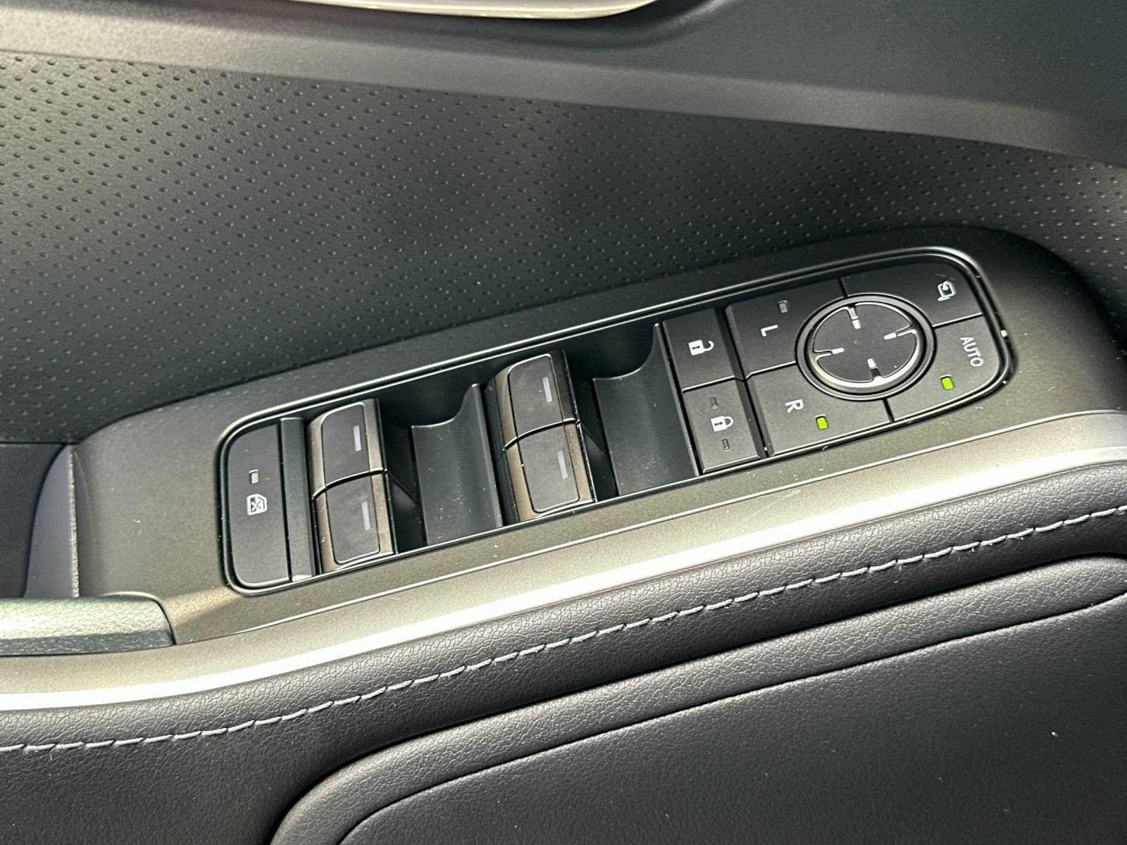 Used 2025 Lexus GX 550 w/ Accessory Package (31) AWD/4WD image 12