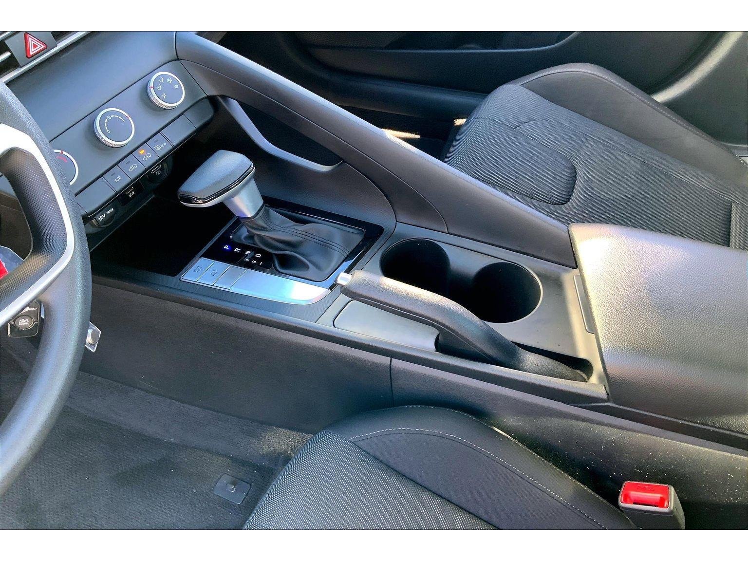 Used 2022 Hyundai Elantra SE w/ Cargo Package image 14