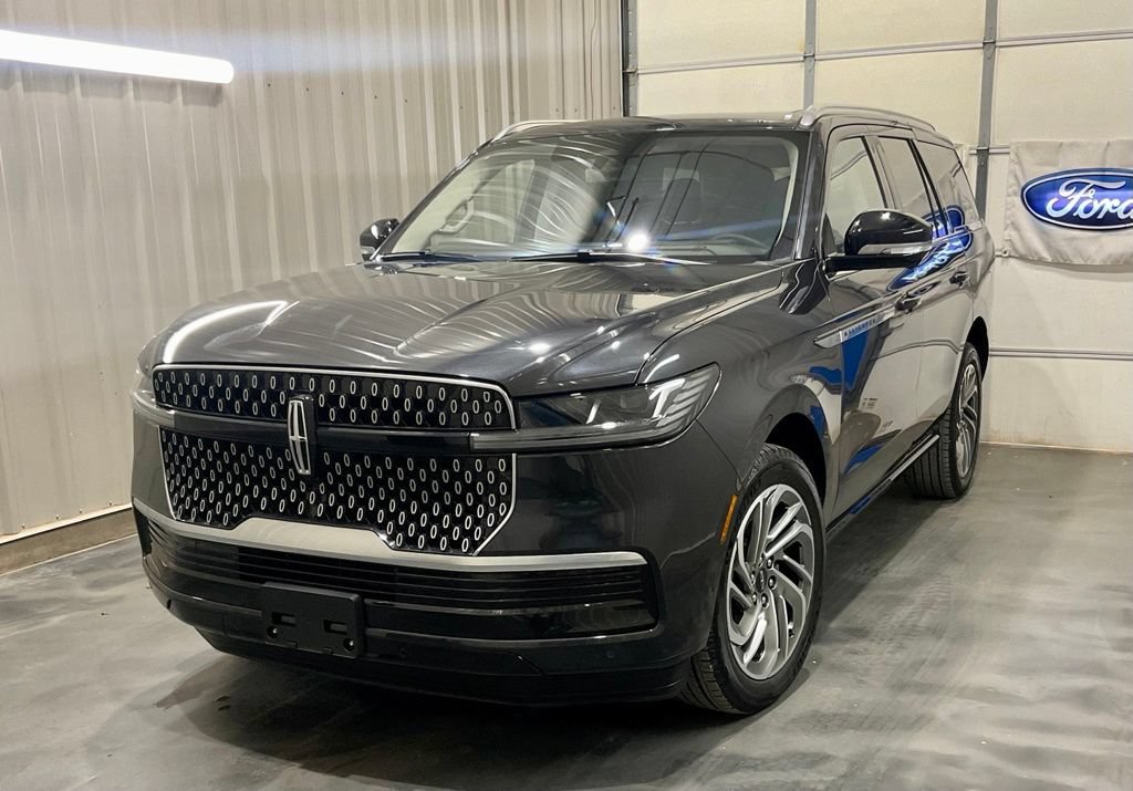 Used 2025 Lincoln Navigator Reserve AWD/4WD image 3