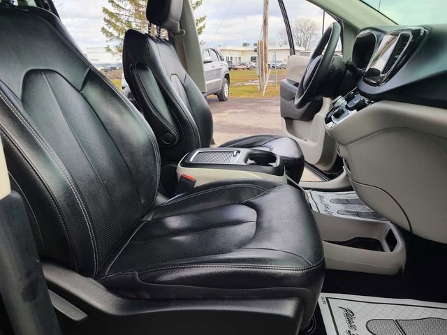 Used 2022 Chrysler Pacifica Touring-L image 19